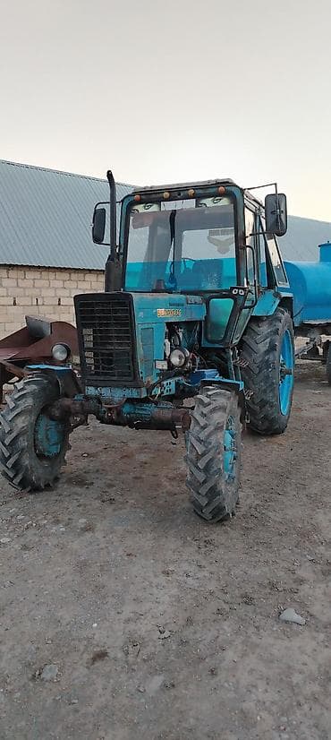 qaz çəni: Belarus 82 traktor - 4x4 təkər formulalı, iri arxa təkərlər və qabaq — 1