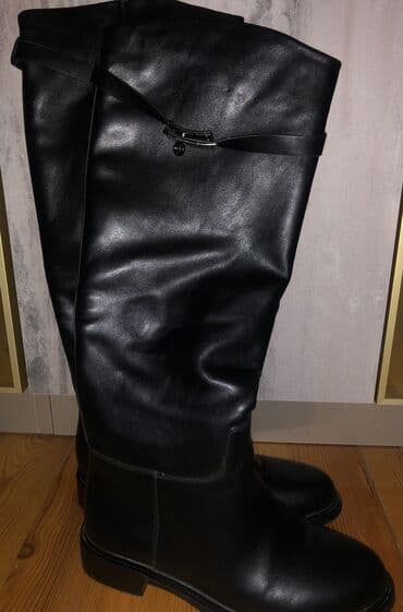 ağ rezin çəkmələr: Yenidir. 1-2 dəfə geyilinib. Razmeri səhv gəldiyi üçün satılır. Qadın — 6