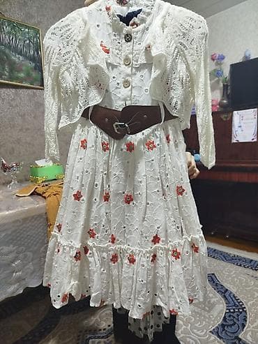 Ağ rəngli qız uşağı üçün dəst: - Astarı olan, naxışlı gipür/ajurlu