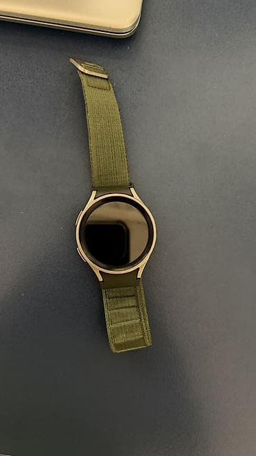 Ağıllı saat – dairəvi ekranlı model, yaşıl metal/korpus və yaşıl