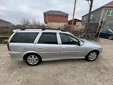 Opel Vectra Caravan (universał) – gümüş rəngli, geniş və praktik ailə