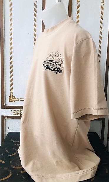 Bej rəngli qısaqoll T‑şört - Minimalist dizayn: sinə hissəsində alov