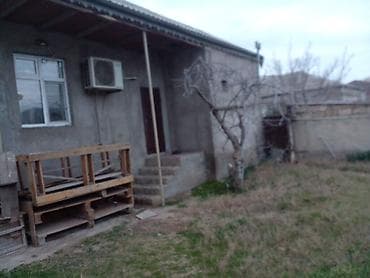 Ev Corat qəsəbəsində mərkəz yolun üstündə yerləşir.4 nömrəli avtobus