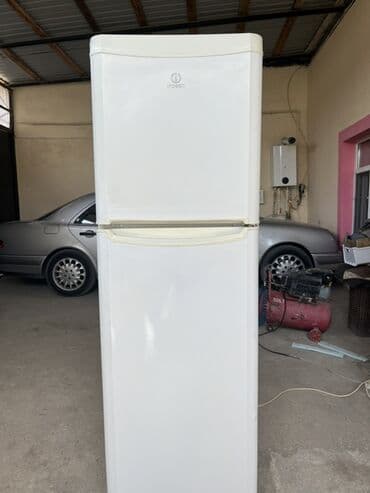 Техника для приготовления еды: Б/у 2 двери Indesit Холодильник Продажа, цвет - Белый, С колесиками — 1