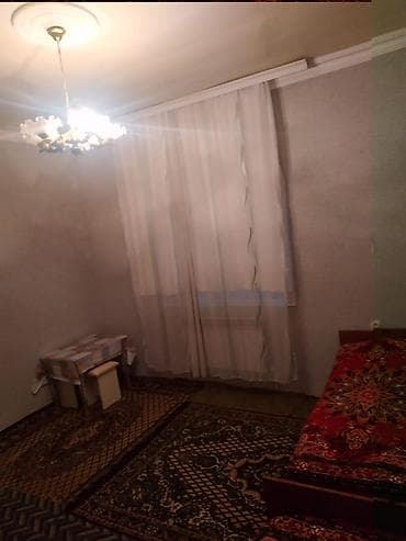 Mənzillər: Satış üçün həyət evi. Yerdən kürsili,geniş 3otaq və 1zal, əşyalarla — 9