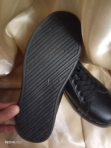 krosofka: Qara rəngli gündəlik idman ayaqqabısı - Model: Şnurbağlı, klassik — 6