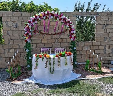 jaluz perdelerin yuyulmasi: Milli tədbirlər üçün dekor dəsti - Qırmızı məxmər pərdə ilə qurulan — 2