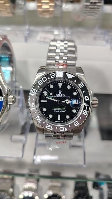 bil: Rolex saat kolleksiyası – vitrində təqdim olunan modellər: - Rolex — 1