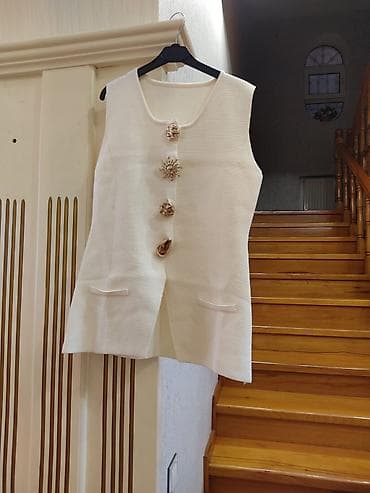 Ağ qadın jileti – zərif dekor düymələr ilə - Rəng: ağ krem - Model — 1