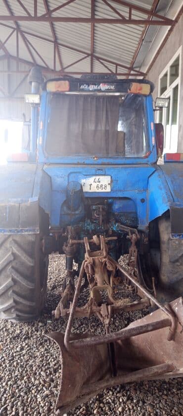 kul gabi: Mavi rəngli təkərli kənd təsərrüfatı traktoru. Texniki və funksional — 2