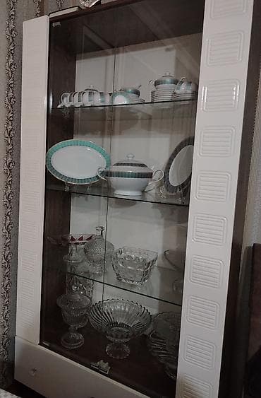 Şüşəli dolab vitrini