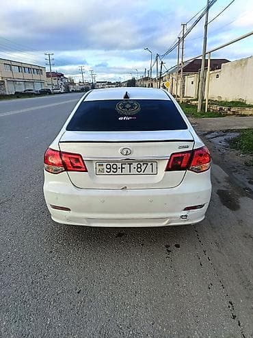 chat satisi: Sedan avtomobil – ağ rəng, 5 yerlik, önqapılar və arxa qapılarla — 6