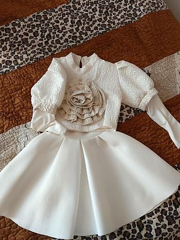 Salam.Yeni il üçün tikdirilmişdi. cəmi 1 dəfə geyinilib təmizdir