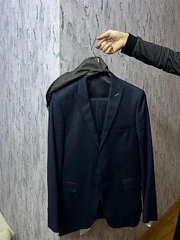 kostumlar: 48 razmerdi.Tund goy reng.200 azn alinib.cemi 1 defe geyinilib.90 azn — 1