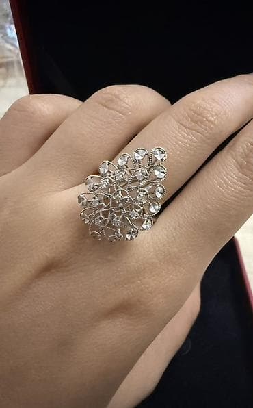 Qızıl üzük 💍 Əyar :585💍 Üzərində brilyant qaşlar💍 Zövglü xanımların