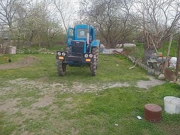 ka 700 traktor: Mavi rəngli təkərli traktor, arxaya qoşulan ot yığan/çırpıcı (saman-ot — 3