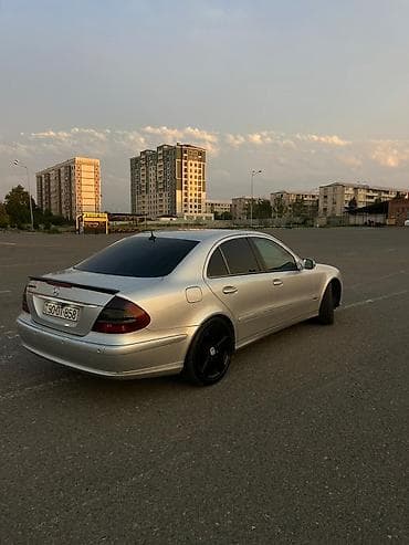 mercedes stopu: Mercedes-Benz E-Class: 2.2 l | 2002 il Sedan — 4