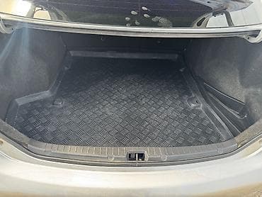 xarici masin: Toyota Corolla sedan – gümüşü rəng. - Kuzu: 4 qapı, kompakt sedan — 7