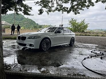 lexus is 250: BMW 5 series: 3 l | 2012 il Sedan — 8