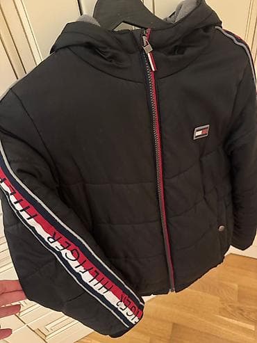 üst geyimi: Tommy Hilfiger uşaq qışı üçün kapüşonlu qara şişmə gödəkcə — 2