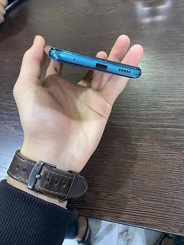 nokia telefon 6300: Smartfon – mavi gövdə, ön hissədə mərkəzdə punktual ön kamera dəliyi — 2