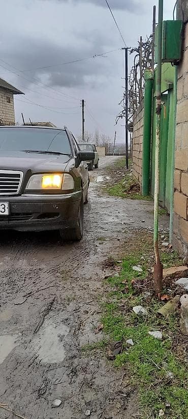 benzin bakı: Mercedes-Benz C-Class (W202) sedan - Kuzov: sedan, qara rəng - — 2