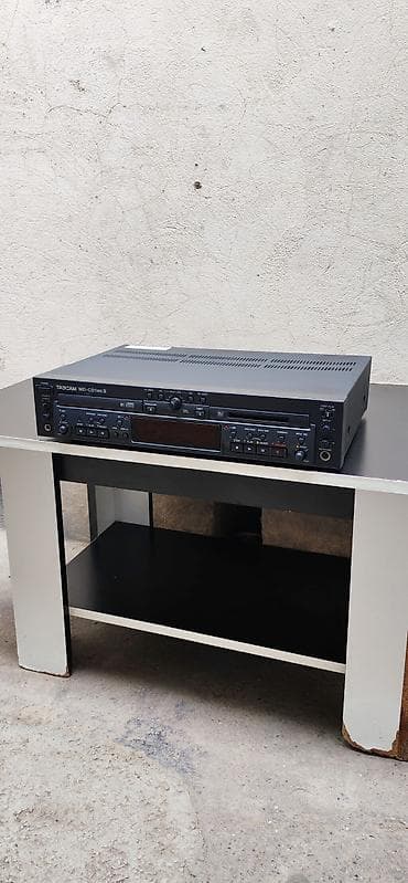 mikrofon mini: TASCAM MD-CD1mkII – peşəkar CD/MD kombinə edilmiş pleyer/rekorder — 1