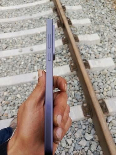 optimal telefon: Smartfon – tam ekranlı, ön kameraya görə mərkəzdə deşikli displey - — 4