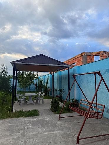 berde torpaq satisi: Şəxsi həyəti və hovuzu olan iki mərtəbəli ev - Ümumi sahə: geniş — 8