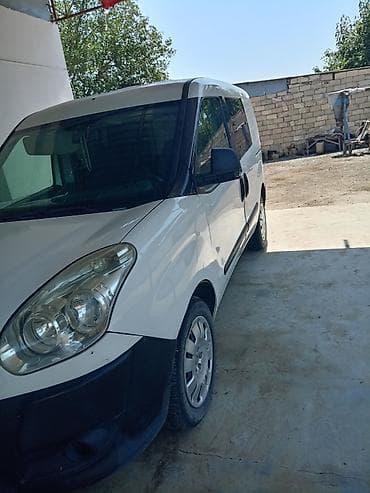 fiat doble: Fiat Doblo (ağ rəng, yük/furgon versiyası) Xüsusiyyətlər: - Geniş yük — 2