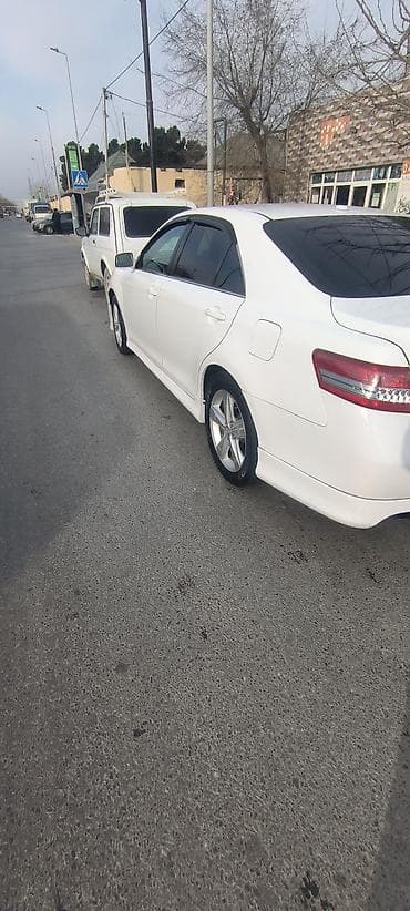 Avtomobil alışı: Toyota Camry – ağ rəng, sedan, 4 qapı. Xarici görünüş: xrom detal və — 4