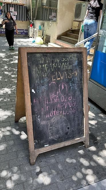 Reklam lövhələri: Reklam tablosu ustune isteye uygun reklam vurula biler.Qiymet 110 azn — 2