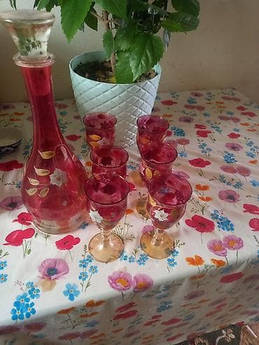 serviz: Qırmızı şüşədən dekorativ içki dəsti - Tərkib: 1 karaf + 6 qədəh - — 1