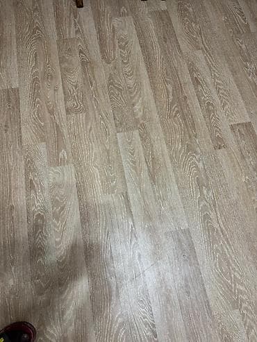 boya seti: Laminate döşəmə – açıq qoz/daş palıd tonunda, taxta naxışlı — 2