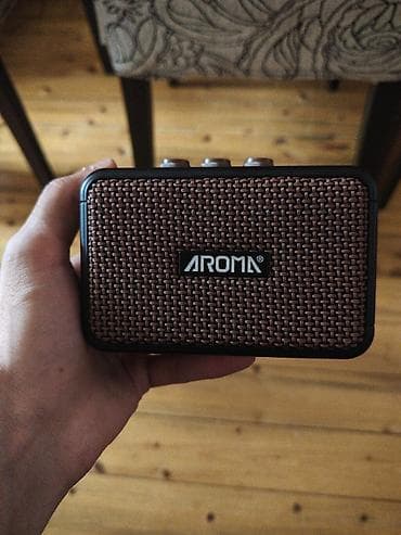 gitara elektro: Ağ rəngli elektrik gitara komplekti təqdim olunur. Dəstə şəkildə — 4