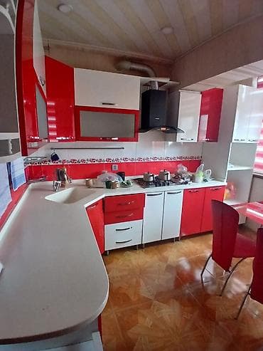 rengli metbex mebelleri: Qırmızı-ağ dizaynlı mətbəx mebeli dəsti(stol cə stullarla birlikdə)- — 1