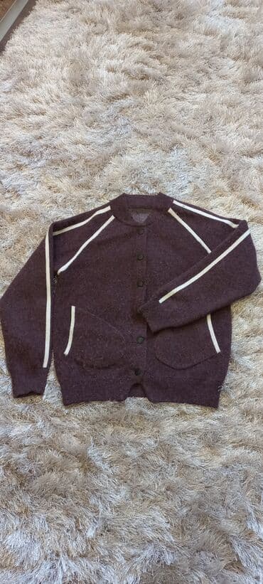 4xl nece razmerdi: Ust geyimi. Eyinde gozel qalir, isti saxlayir. S razmerdir. 15 yawdan — 1