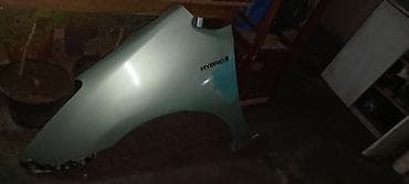 Məhsul: Avtomobil ön sağ qanad (ağ-qızılı/yaşıl tonlu), “HYBRID”