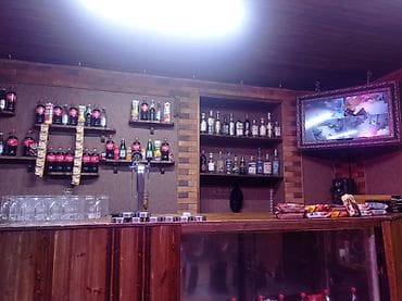 Neftçilər metrosu yaxınlığında (Nazlı Saray tərəf) yerləşən pub-a işçi — 1