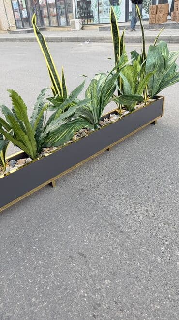 gul salonu: Məhsul: Dekorativ uzun metal çiçək qutusu və süni bitki kompozisiyası — 3