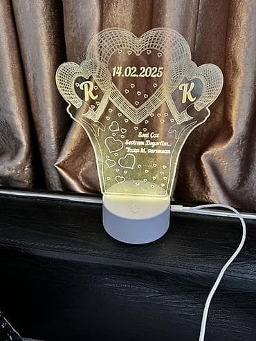 qadin sekilleri: Şəxsi dizaynlı LED akril masa lampası - Üç ürək fiqurlu, lazerlə oyma — 5