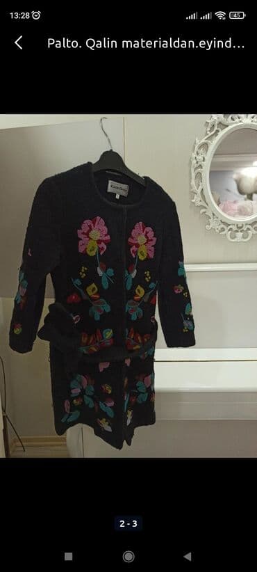 Palto. Qalin materialdan.eyinde cox gozel duruwu var. Geyilib ama