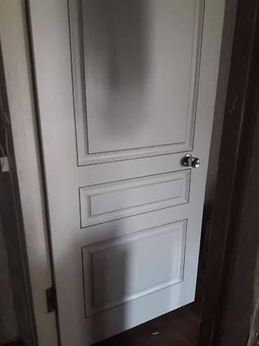 real boya: Ağ rəngdə klassik dizaynlı daxili otaq qapısı. Xüsusiyyətlər: - — 1