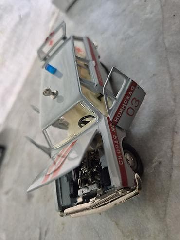 авто шлем: Sovet dövrü “Təcili Tibbi Yardım” avtomobilinin kolleksiya modeli - — 9