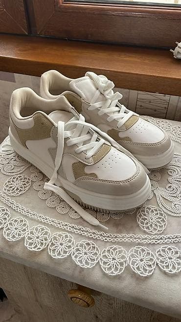 Ağ‑bej rəng birləşməsində idman ayaqqabısı - Model: klassik “sneaker” — 1