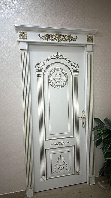 Klassik dizaynda daxili qapı - Rəng: ağ, qızılı ornamentlərlə -