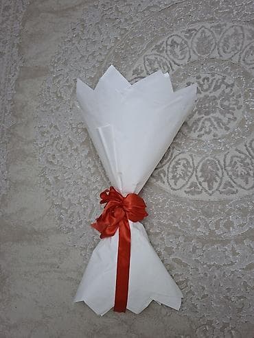 Саженцы деревьев: Qırmızı-ağ güllərdən buket - Tərkib: mərkəzdə sıx düzülmüş qırmızı — 2