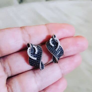 sirqalar qizil: Dəstə daxildir: Üzük, Sırğa, Ağ qızıl, 585 Əyar, 1172 g — 9