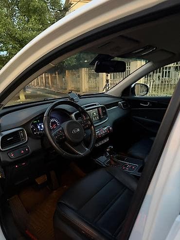 Kia Sorento – ağ rəngli, tam ölçülü SUV Xüsusiyyətlər: - Geniş və — 7