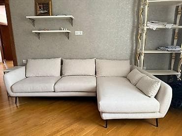Divan ayriliqda satilir, 2000 manat, KARE brendidir, yenidir. İtalya